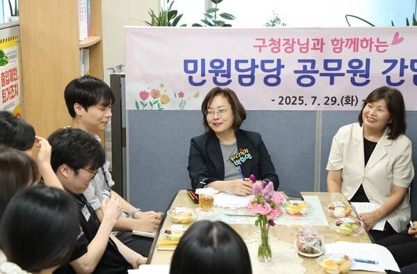 박희영 용산구청장 민원업무 담당 공무원들과 소통의 시간 모습(사진제공=용산구청)