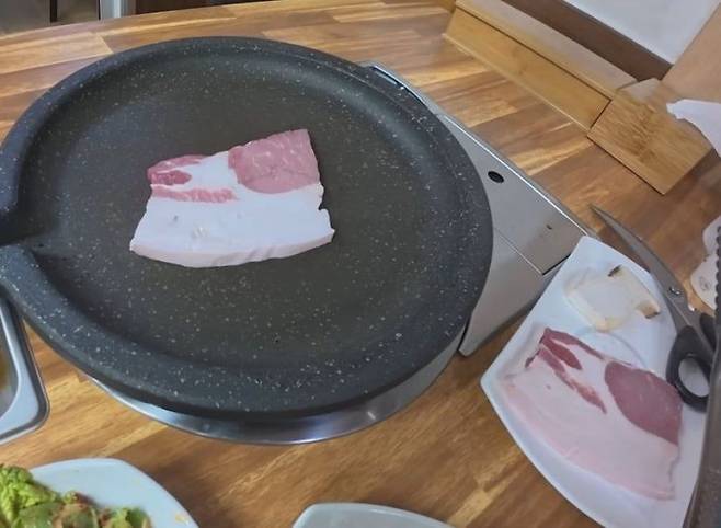 지난달 19일 유튜브에 올라온 울릉도의 한 고깃집 식사 장면. 사진 = 꾸준 유튜브 채널 캡처