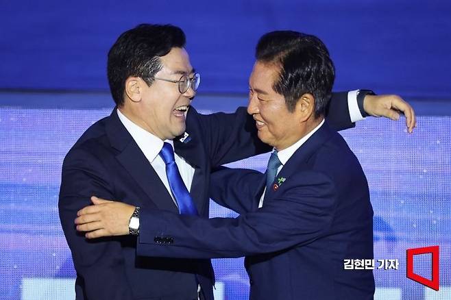 정청래 더불어민주당 신임 당대표와 박찬대 후보가 2일 경기 고양시 킨텍스에서 열린 제2차 임시전국당원대회에서 당선 발표 후 포옹하고 있다. 2025.8.2 김현민 기자