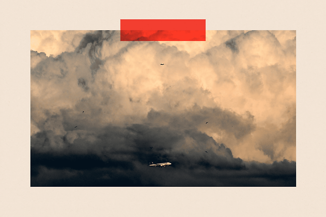 전문가들에 따르면 난기류를 일으키는 폭풍을 우회하는 과정에서 많은 비행기들이 경로를 변경하다보면, 영공이 혼잡해질 수 있다