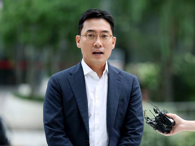 '김건희 집사 게이트' 의혹에 연루된 혐의를 받는 조영탁 IMS모빌리티 대표가 조사를 받기 위해 2일 오전 서울 종로구 김건희 특검팀(특별검사 민중기) 사무실로 출석하던 중 취재진 질문에 답하고 있다. /뉴시스