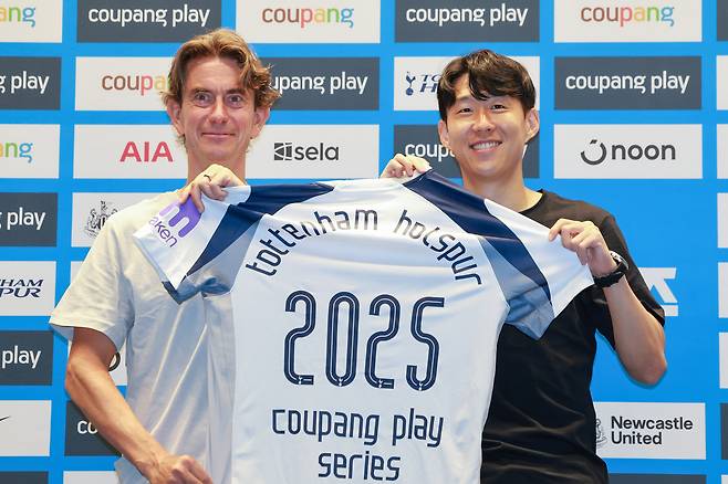 잉글랜드 프로축구 토트넘 토마스 프랑크 감독(왼쪽)과 손흥민이 2일 서울 영등포구 IFC 더포럼에서 열린 2025 쿠팡플레이 시리즈 기자회견에 참석해 기념 촬영하고 있다.  이날 손흥민은 기자회견에 앞서 별도의 발언을 통해 "올여름 팀을 떠나기로 결정했다"고 발표했다. /연합뉴스