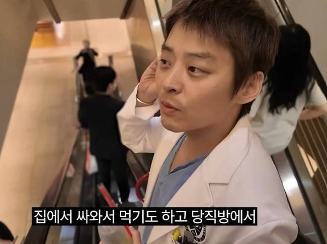 배우 조정석 닮은꼴로 화제가 된 원주세브란스기독병원 신생아중환자실(NICU) 유영명 교수./유튜브