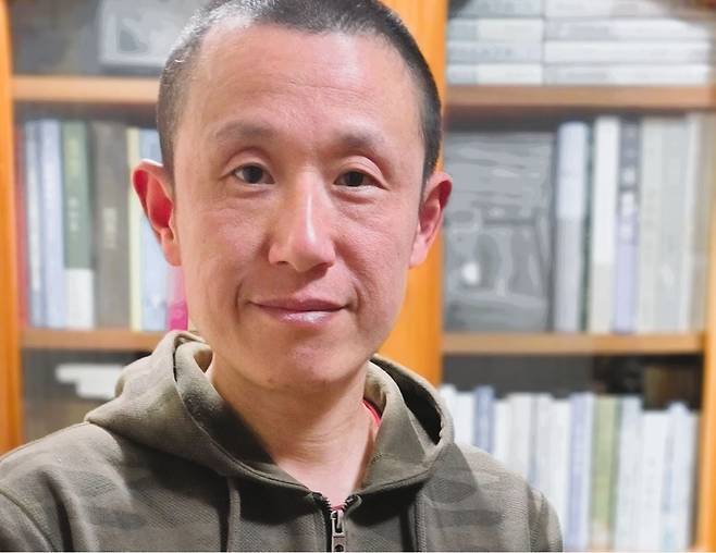 이토록 우아하게 패배에 도달한 사람을 본 적이 있었던가. 한동안 잊고 있던 ‘노동의 얼굴’을, 알고도 외면했던 ‘노동의 표정’을 그를 통해 직면했다./사진 제공=후안옌.