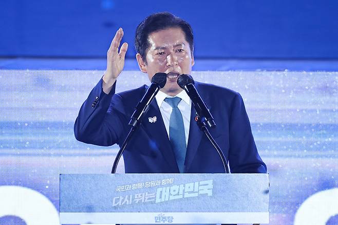 정청래 더불어민주당 신임 당대표가 2일 경기 고양시 킨텍스에서 열린 제2차 임시전국당원대회에서 당대표 수락 연설을 하고 있다. /뉴스1