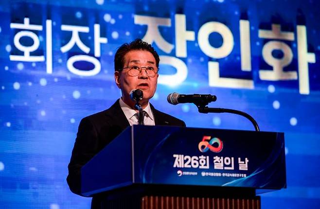 장인화 포스코그룹 회장이 6월 9일 서울 강남구 그랜드 인터컨티넨탈 서울 파르나스호텔에서 열린 철의 날 기념식에서 기념사를 하고 있다. ⓒ뉴시스