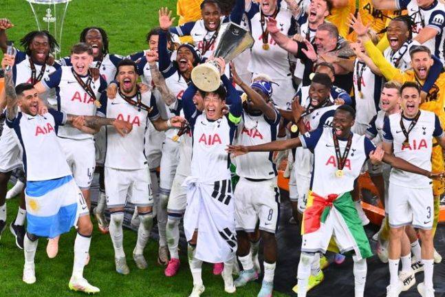 UEFA 유로파리그 우승컵 들어올린 손흥민. ⓒ AP=뉴시스