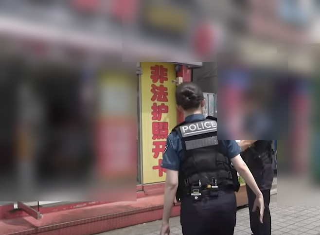 서울 구로구 가리봉동에 있는 한 통신사 대리점 매장 입구에 ‘불법 여권으로 휴대전화를 개통할 수 있다’는 뜻의 중국어 안내문이 붙어 있다. 이 모습은 지난달 24일 유튜브 채널 ‘워크돌’ 영상에 우연히 등장하면서 논란이 일었다. 유튜브 ‘워크돌’ 화면 캡처