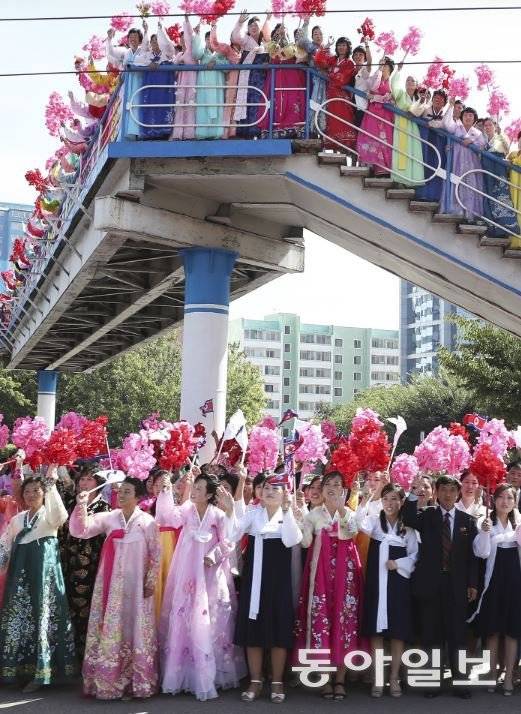 2018년 문재인 대통령을 환호하기 위해 나온 평양 시민들. 남성은 거의 보이지 않는다. 동아일보 DB