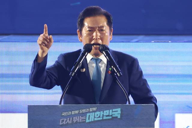 정청래 신임 더불어민주당 대표가 2일 경기도 고양시 킨텍스에서 열린 전국당원대회에서 당대표직 수락연설을 하고 있다. [연합뉴스]
