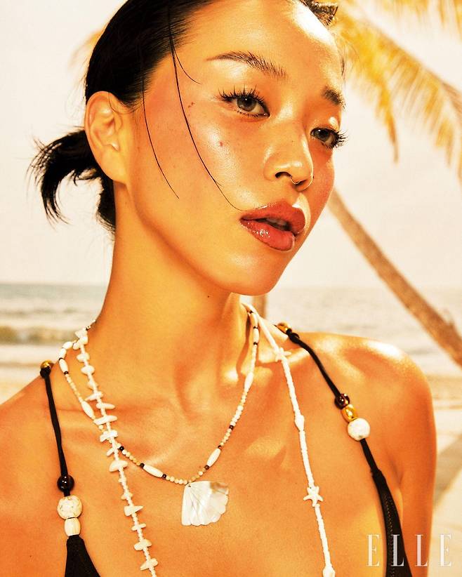 비즈 장식이 달린 수영복은 & Other Stories. 조개 목걸이는 Alcmy. 두 개를 연결해 완성한 목걸이 중에서 비즈는 Guitbol. 소라와 불가사리 참은 Fruta.