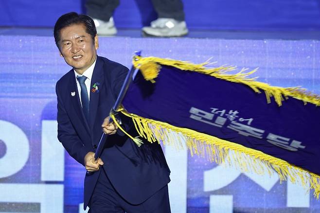 정청래 더불어민주당 신임 당 대표가 2일 경기 고양시 킨텍스에서 열린 제2차 임시전국당원대회에서 당기를 흔들고 있다. 뉴스1