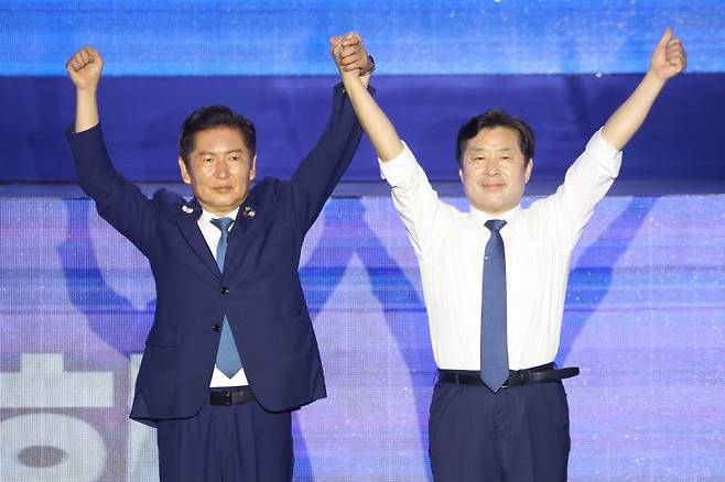 이재명 정부와 함께할 첫 당대표에 정청래 당선 (고양=연합뉴스) 김주성 기자 = 더불어민주당 정청래 당대표 당선자와 황명선 최고위원 당선자가 2일 고양 킨텍스에서 열린 전국당원대회에서 투표 결과 발표 후 당원들을 향해 인사하고 있다. 2025.8.2 utzza@yna.co.kr (끝)