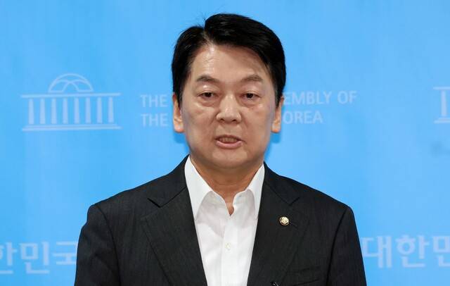 안철수 국민의힘 의원이 지난달 7 국회 소통관에서 기자회견을 마치고 기자들의 질문에 답하고 있다. 김경호 선임기자 jijae@hani.co.kr