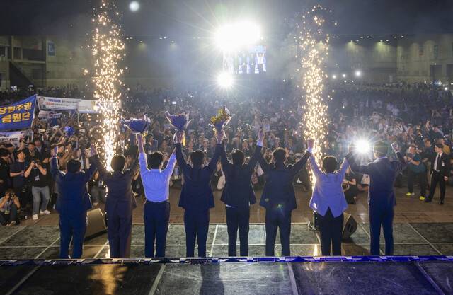 정청래 신임 더불어민주당 대표와 민주당 지도부가 2일 경기 고양 킨텍스에서 열린 제2차 임시전국당원대회에서 당대표로 선출된 뒤 인사를 하고 있다. 공동취재사진