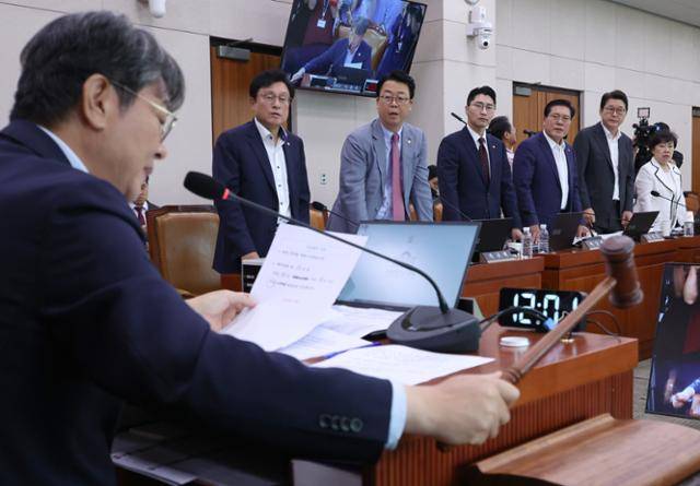 1일 서울 여의도 국회에서 열린 법제사법위원회 전체회의에서 이춘석(맨 왼쪽) 위원장이 토론을 종결시키고 방송3법을 거수표결로 통과시키자 국민의힘 의원들이 항의하고 있다. 뉴시스