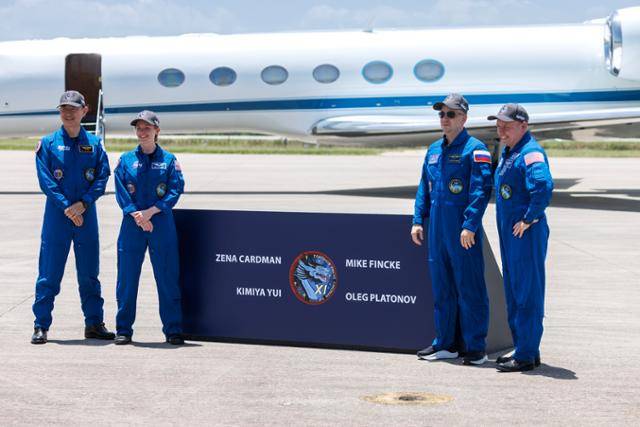 지난달 26일 일본 우주항공연구개발기구(JAXA)의 기미야 유이(왼쪽부터), 미 항공우주국(NASA·나사)의 제나 카드먼, 러시아연방우주공사(로스코스모스)의 올레그 플라토노프, 나사의 마이크 핀케가 미국 플로리다주 케네디 우주센터 발사 시설에 도착한 뒤 포즈를 취하고 있다. EPA 연합뉴스