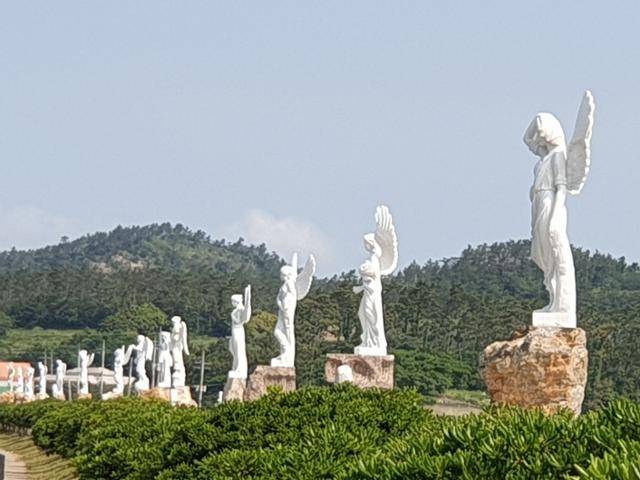 신안 하의도 선착장을 나서면 '소망의 길'에 최바오로씨의 천사상이 설치돼 있다. 한국일보 자료사진