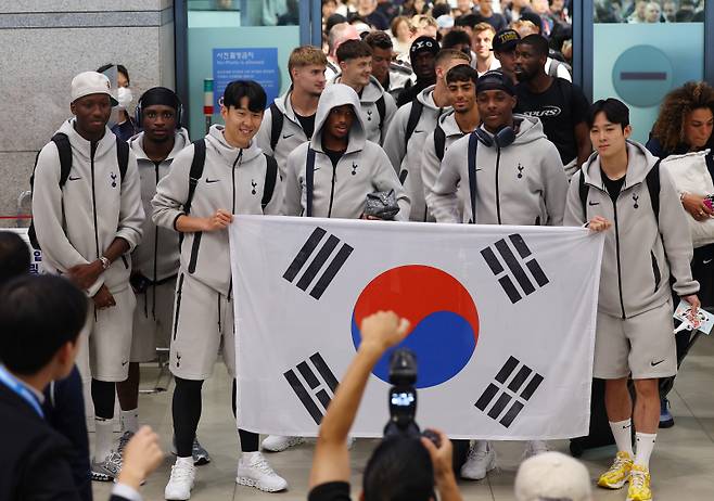 <yonhap photo-3459=""> 입국하는 토트넘 홋스퍼 선수들 (영종도=연합뉴스) 김도훈 기자 = 잉글랜드 프리미어리그 토트넘 홋스퍼 손흥민, 양민혁을 비롯한 선수들이 1일 인천국제공항 제1터미널을 통해 입국하고 있다. 토트넘은 오는 3일 오후 8시 서울 월드컵경기장에서 뉴캐슬 유나이티드와 친선전을 치른다. 2025.8.1 superdoo82@yna.co.kr/2025-08-01 16:41:36/ <저작권자 ⓒ 1980-2025 ㈜연합뉴스. 무단 전재 재배포 금지, AI 학습 및 활용 금지></yonhap>