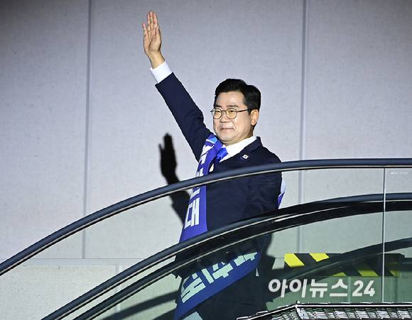 박찬대 더불어민주당 당대표 후보가 2일 오후 경기 고양시 일산서구 킨텍스에서 열린 제2차 임시전국당원대회에 참석하고 있다. [사진=곽영래 기자]