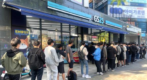 대구 GS25 침산그랜드점 매장 앞에 '블루 아카이브' 협업 상품을 구매하려는 소비자들로 대기열이 생긴 모습.  [사진=GS25]
