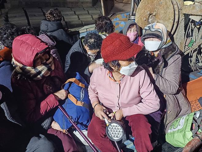 불이 난 3월 25일 저녁 마을 어른들이 작은 보따리와 손전등을 챙겨 배 위로 대피했다. 3월 말인데도 바람이 심하게 불어 몹시 추운 날이었다. 사진 김영기 씨