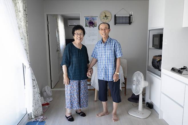 김재봉 할아버지와 윤금자 할머니가 지난달 입주한 자신의 컨테이너 숙소에서 손을 잡고 포즈를 취했다. 윤 할아버지는 "불편하지만 대피소 생활 보다 낫다"며"나라가 부자라서 무상으로 제공 받은 주택에서 살 수 있어 고맙다"라고 말했다. 전민규 기자
