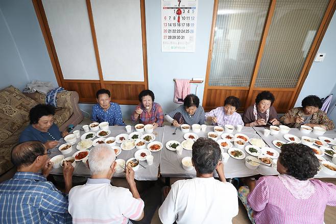 영덕 석리 노인회관에서 어르신들이 점심식사를 하고 있다. 식사는 마을에서 십시일반 모은 돈과 군에서 지원 받는 비용으로 준비한다. 전민규 기자