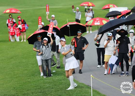 KLPGA 투어 오로라월드 챔피언십 3라운드 2번 홀에서 트러블샷하는 배소현. 공동 2위로 3라운드를 마쳐 최종 라운드에서 역전 우승에 도전한다. 사진 KLPGA
