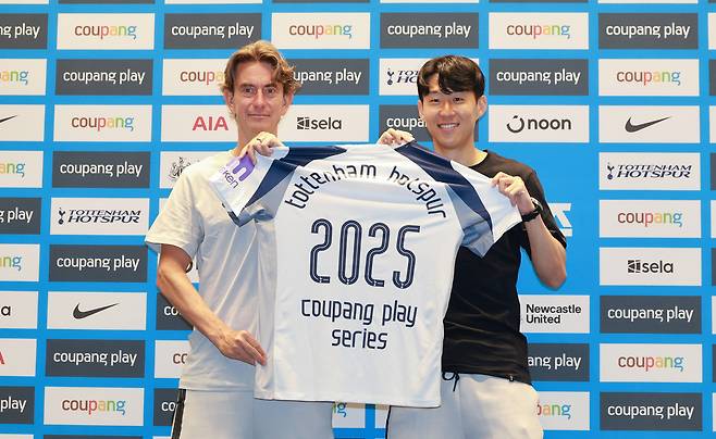 잉글랜드 토마스 프랑크 감독(왼쪽)과 손흥민이 2일 서울 영등포구 IFC 더포럼에서 열린 2025 쿠팡플레이 시리즈 기자회견에 참석해 기념 촬영하고 있다. [연합뉴스]