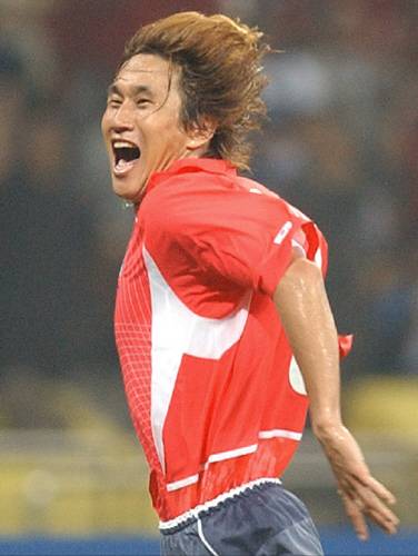 유상철이 2002년 한·일월드컵 폴란드전에서 골을 터트린 후 세리모니를 하는 장면. 스포츠 선수들은 몸이 유연한 만큼 운동 이외에도 다양한 예술적 잠재력을 겸비하고 있다. [중앙포토]