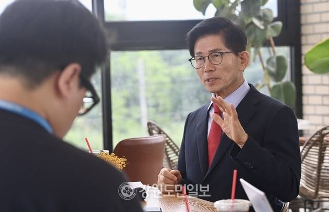 ▲ 김문수 국민의힘 당대표 후보가 2일 강원도를 방문해 춘천 관내 한 카페에서 강원도민일보를 비롯한 지역언론들과 만나 인터뷰를 진행하고 있다. 당대표 출마 배경과 강원 발전 전략 등을 설명했다. 방도겸 기자