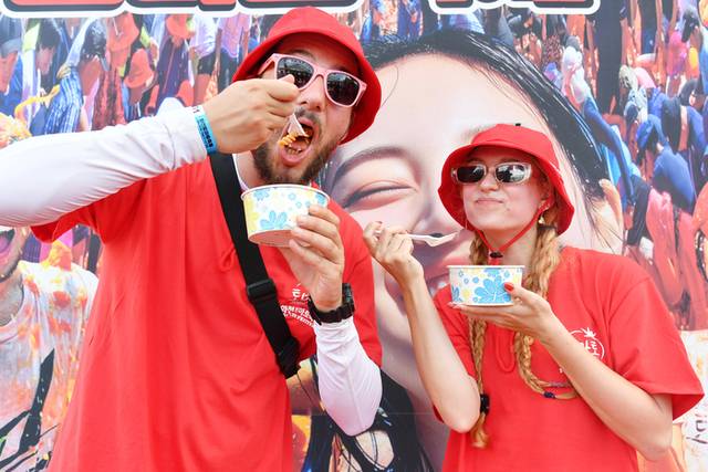 ▲ 2025 화천토마토축제가 펼쳐지고 있는 2일 사내면 일원의 축제장을 관광객들이 축제 프로그램중 하나로 마련한 ‘오뚜기와 함께 하는 천인의 식탁’에 참여해 파스타를 맛보고 있다. 이번 ‘천인의 식탁’ 행사에는 최문순 화천군수와 신경호 도교육감을 비롯한 지역 군부대와 사회단체 관계자들이 참가했다.