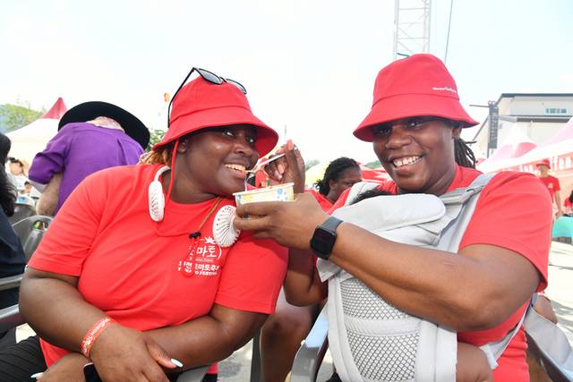 ▲ 2025 화천토마토축제가 펼쳐지고 있는 2일 사내면 일원의 축제장을 관광객들이 축제 프로그램중 하나로 마련한 ‘오뚜기와 함께 하는 천인의 식탁’에 참여해 파스타를 맛보고 있다. 이번 ‘천인의 식탁’ 행사에는 최문순 화천군수와 신경호 도교육감을 비롯한 지역 군부대와 사회단체 관계자들이 참가했다.