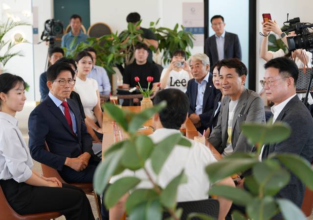 ▲ 국민의힘 당 대표 선거에 출마한 김문수 후보(앞쪽 왼쪽 두 번째)가 2일 강원 춘천시 근화동 한 카페에서 김진태 강원도지사 등과 함께 지역 현안을 점검하고 있다. 연합뉴스