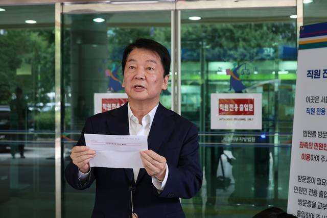 ▲ 국민의힘 당 대표 선거에 출마한 안철수 의원이 1일 서울 마포구 서울서부지법을 방문해 지난 2월 서부지법 폭력사태 당시의 상황을 듣고 관련 발언을 하고 있다. 안철수 의원실 제공.