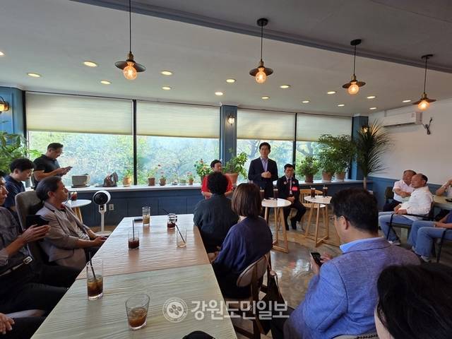 ▲ 국민의힘 김문수 당대표 후보가 2일 원주시의 한 카페에서 가진 당원들과의 간담회에서 발언하고 있다. 권혜민