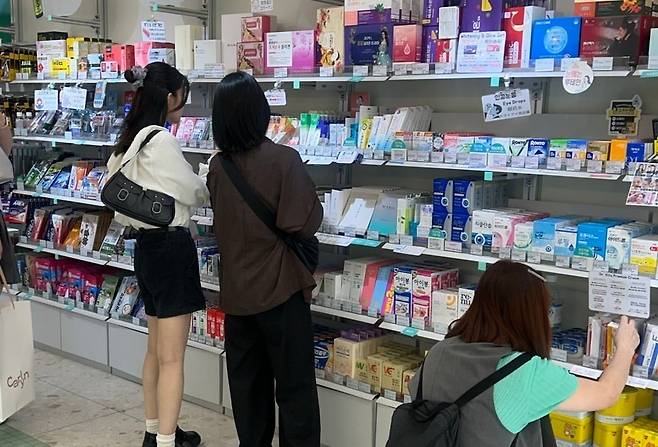 외국인 관광객들이 약국에서 화장품을 사는 모습. /사진= 이소이 기자