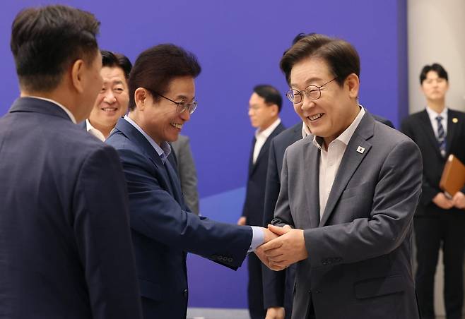 이재명 대통령이 1일 서울 용산 대통령실에서 열린 전국 시·도지사 간담회에 참석하며 이철우 경북도지사와 악수를 나누고 있다. / 사진=대통령실사진기자단
