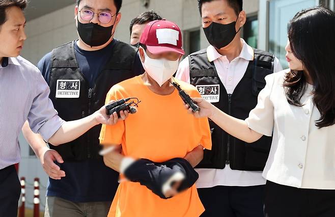 동거하던 50대 여성을 살해한 혐의를 받는 중국 국적 60대 남성 김 모 씨가 2일 서울남부지방법원에서 열리는 구속 전 피의자심문(영장실질심사)을 받기 위해 서울 금천경찰서를 나서고 있다. 사진=뉴스1