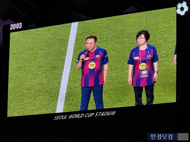 지난달 31일 제너시스BBQ그룹 후원으로 진행된 ‘2025 FC바르셀로나 아시아투어-FC서울 친선경기’에 참석한 윤홍근 제너시스BBQ 그룹 회장이 경기 시작 전 소감을 전하고 있다./사진=박수림 기자