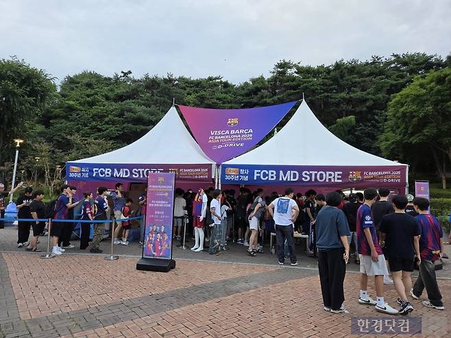 지난달 31일 제너시스BBQ그룹 후원으로 진행된 ‘2025FC바르셀로나 아시아투어-FC서울 친선경기’ 현장 내 굿즈 판매 부스에 축구 팬들이 몰려있다./사진=박수림 기자