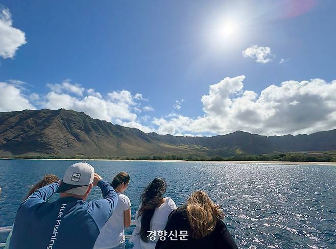 돌핀앤유의 크루즈에 올라 스피너 돌고래를 관찰하고 있는 관람객들.