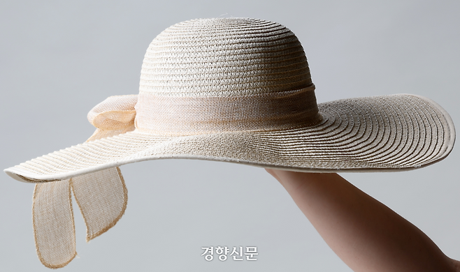 오버사이즈 스트로 햇은 넓은 챙이 시선을 가로로 분산시켜 얼굴이 짧아 보이게 한다. 정지윤 선임기자