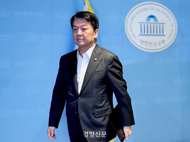 안철수 국민의힘 의원이 지난달 7일 국회 소통관에서 혁신위원장직을 거부하고 당대표 출마를 선언한 후 퇴장하고 있다.  박민규 선임기자