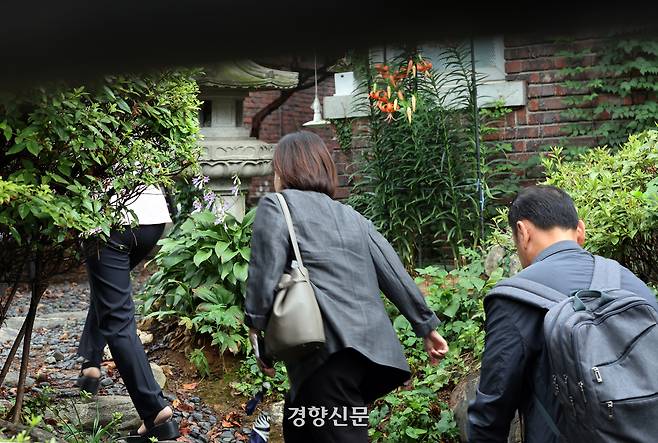 민중기 특별검사팀이 지난 7월 15일 서울 역삼동 건진법사 전성배씨의 법당에 대한 압수수색에 나서고 있다. 한수빈 기자