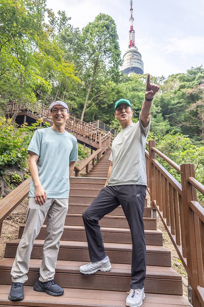 오세훈 서울시장이 2일 정희원 서울시 건강총괄관과 남산 북측숲길을 걸으며 점검하고 있다.  서울시 제공