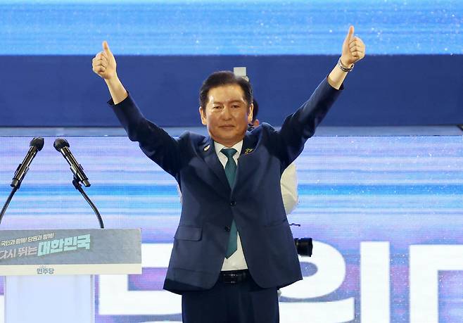 정청래 더불어민주당 대표가 2일 경기 고양시 킨텍스에서 열린 제2차 임시전국당원대회에서 당선 인사를 마치고 손을 들어 인사하고 있다. 박민규 선임기자