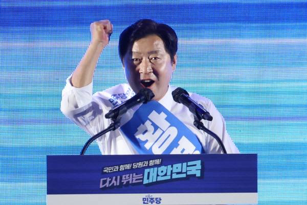 더불어민주당 황명선 최고위원 후보가 2일 고양 킨텍스에서 열린 전국당원대회에서 정견발표를 하고 있다.