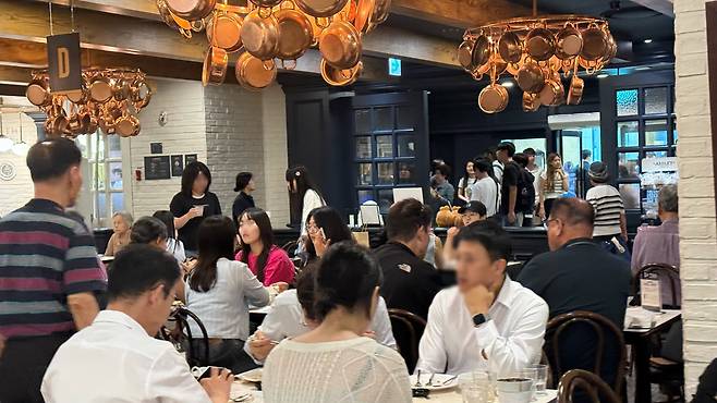 Ashley Queens in Songpa District, southern Seoul, is crowded with diners. [WOO JI-WON]